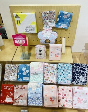 ギフトにおすすめです  桜柄ハンカチ