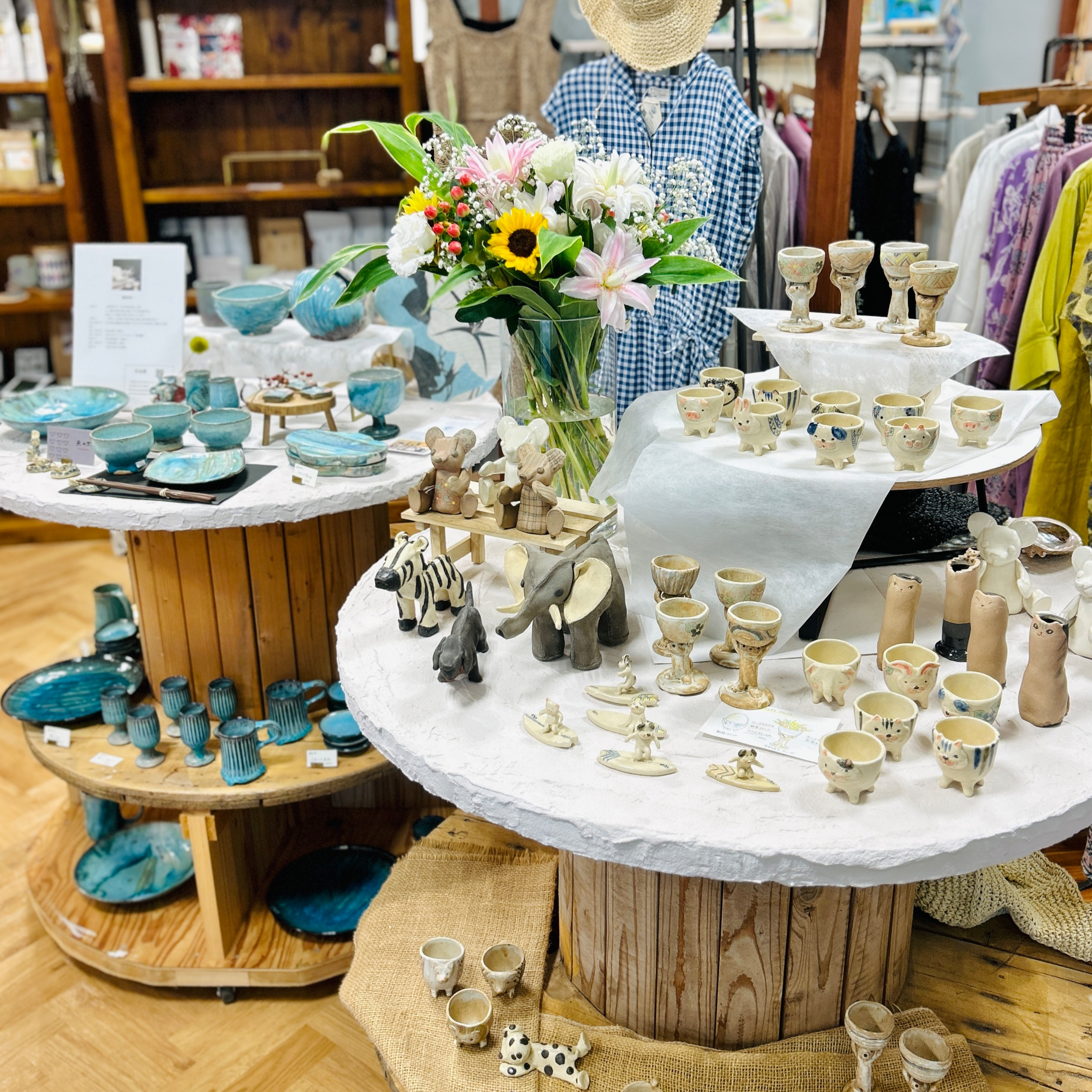 陶器・ガラス作家さまの展示会を開催中です。