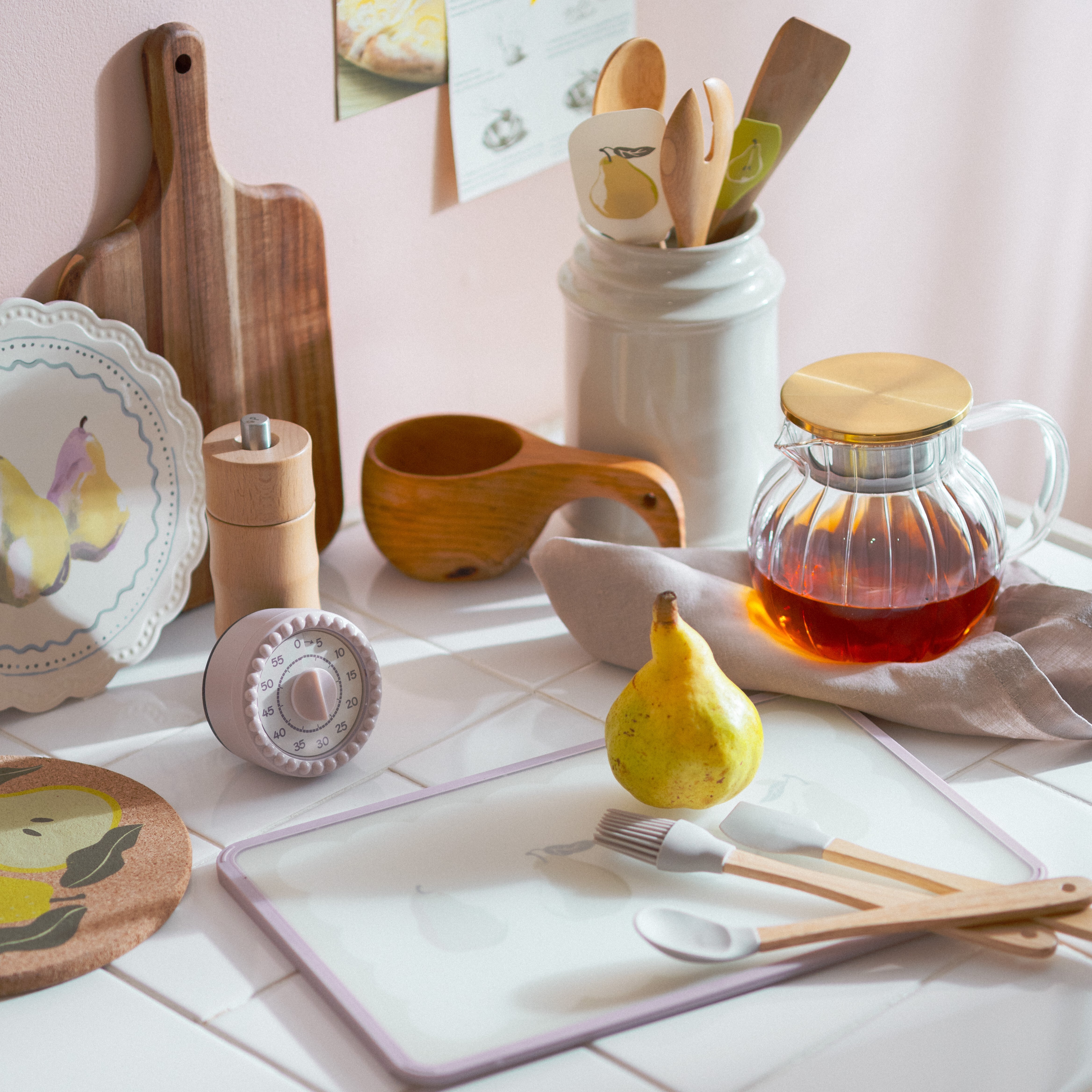 洋ナシモチーフのキッチンツールを揃えれば、料理がもっと楽しくなる。