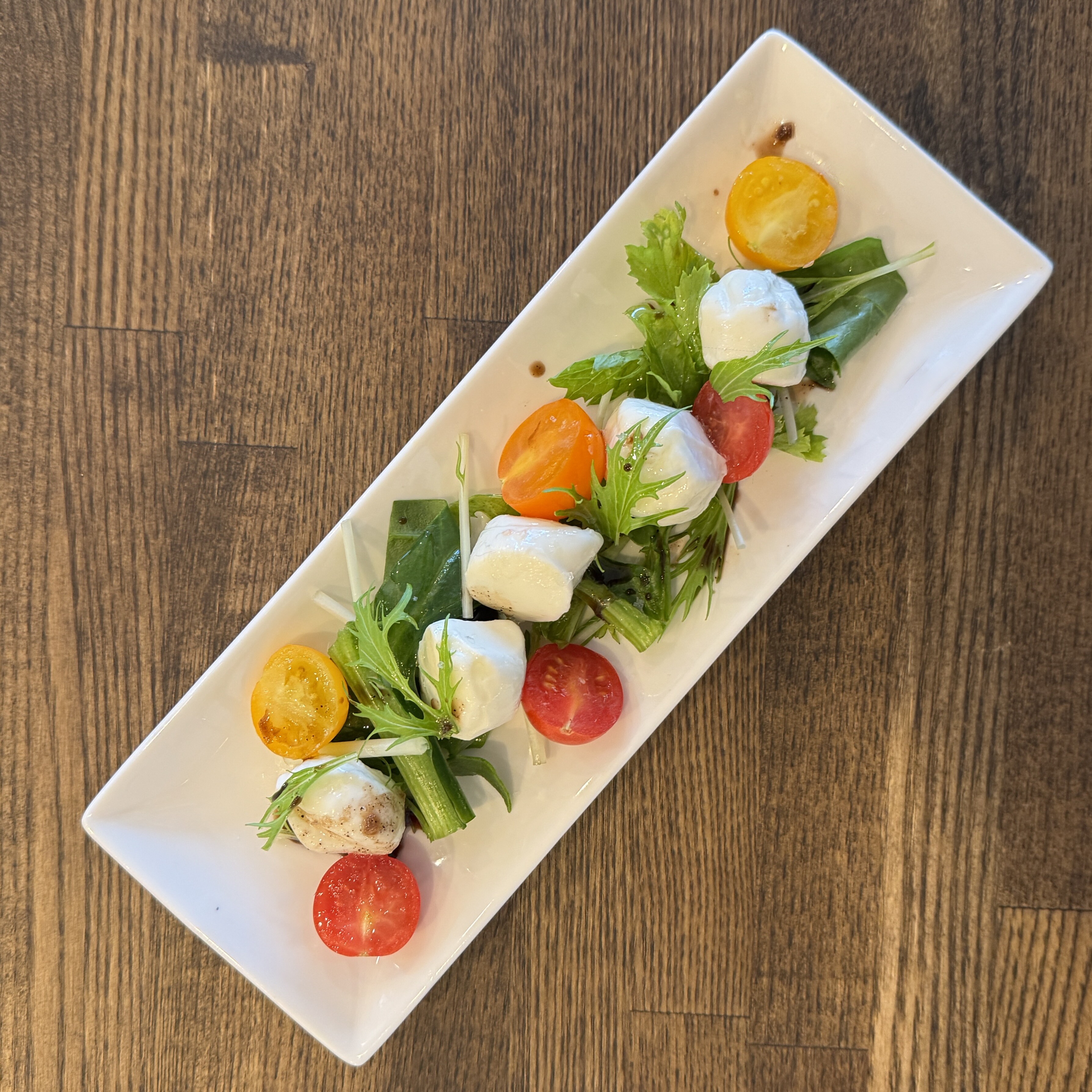 新メニュー登場！軽やかに楽しむカプレーゼサラダ🧀🍅 New on the Menu: Caprese Salad – Light, Fresh & Full of Flavor
