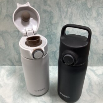 持ち運びやすいハンドル付き　タイガー　真空断熱ボトル