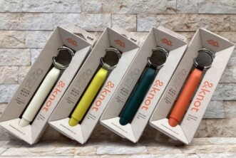 書く、持つ、装うがつながる　カラビナ付きボールペン「&knot」