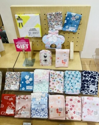 ギフトにおすすめです  桜柄ハンカチ