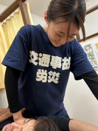 丸まった姿勢は肩こりの原因かも！