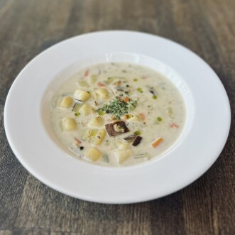 🍲✨ NEW! グルテンフリーになって新登場！  マーケット自家製「ニューイングランド・クラムチャウダー」