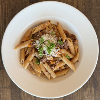 🍝✨ ついに来ました！ ＼ Chefユウヤの渾身作、ペンネ・ボロネーゼ、デビュー！／