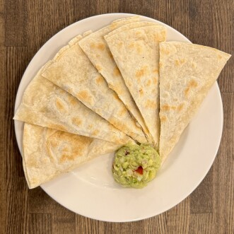 🧀🥓 ベーコンとチーズのとろける誘惑！Marketの新メニュー「ベーコンケサディーヤ」登場🌮✨